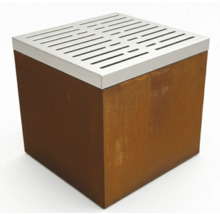 Vierkante straatkolk van staal met roestlook en afdekking met sleufpatroon