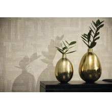 Decoratief behang met twee vazen en planten op een kast