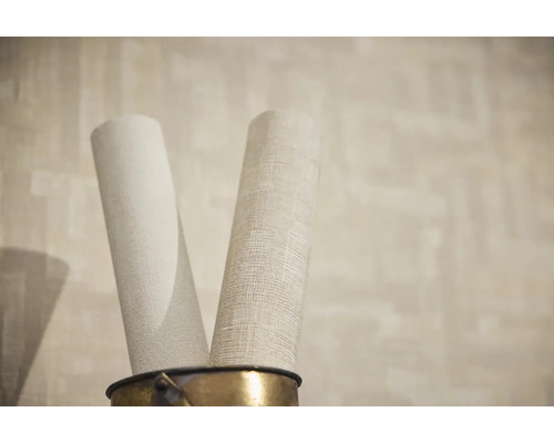 Twee rollen behang in een emmer