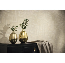 Decoratieve scène met behang, dressoir en vazen