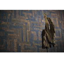 Wand met geometrisch patroon en houten decoratie