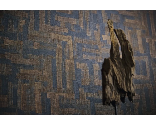 Wand met geometrisch patroon en houten decoratie