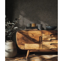 Woonkamer met houten dressoir, boeken, decoratie en plant in pot