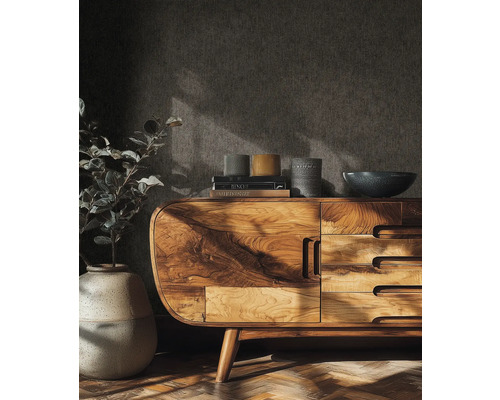 Woonkamer met houten dressoir, boeken, decoratie en plant in pot