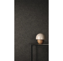 Textielbehang met fijne structuur op een tafelconsole