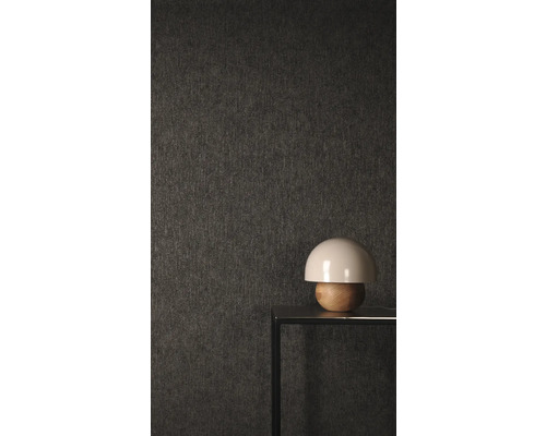 Textielbehang met fijne structuur op een tafelconsole