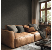 Woonkamer met leren bank, kussens en salontafel