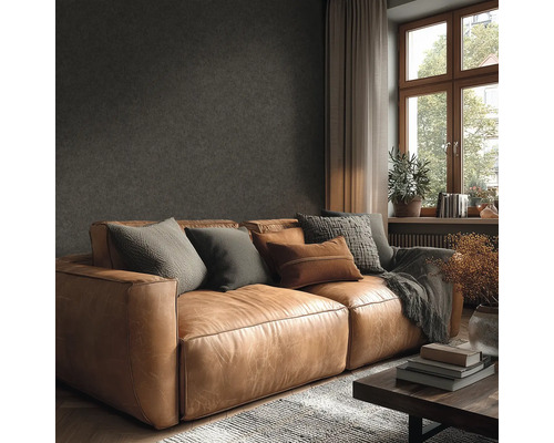 Woonkamer met leren bank, kussens en salontafel