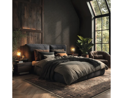 Slaapkamer met bed, nachtkastjes, lampen, vloerkleed en fauteuil in donkere kleuren