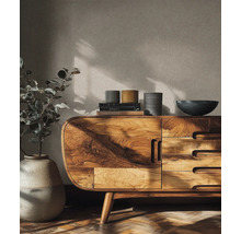 Houten dressoir met laden, met boeken, schalen en plant in vaas