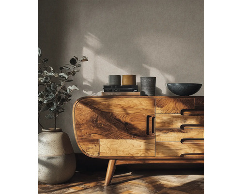 Houten dressoir met laden, met boeken, schalen en plant in vaas