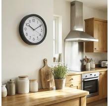 Keukenscène met wandklok, houten werkblad en keukenapparatuur