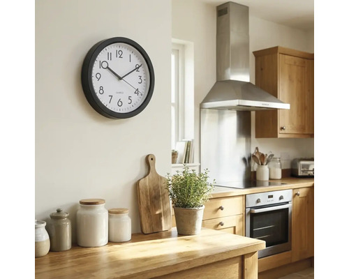 Keukenscène met wandklok, houten werkblad en keukenapparatuur