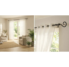 Woonkamer met witte gordijnen en gordijnroede