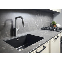 Keukenspoelbak met kraan in een moderne keuken