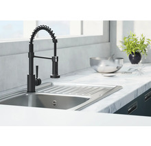 Keukenspoelbak met zwarte kraan en spiraalvormige slang