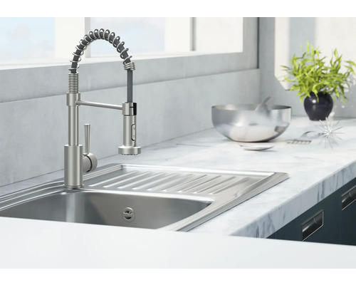 Spoelbak met spiraalvormige kraan in een lichte keuken