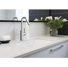 Moderne badkamer met wastafel, kraan en spiegel