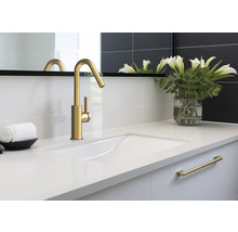 Moderne badkamer met kraan, wastafel en accessoires