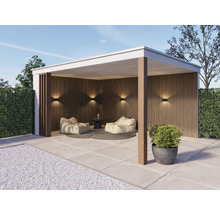 Overdekt terras met lounge meubels en buitenverlichting voor de tuin