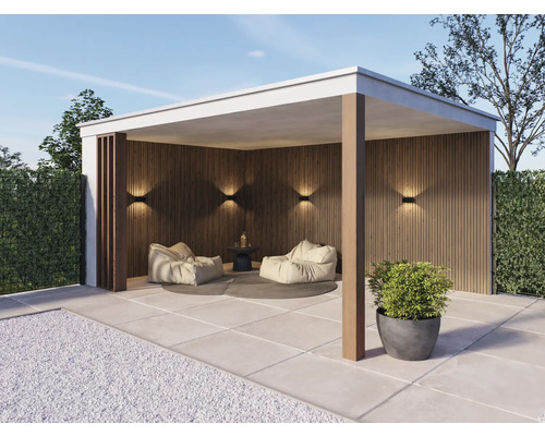 Overdekt terras met lounge meubels en buitenverlichting voor de tuin