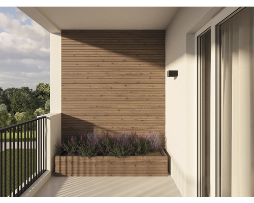 Balkon met houten lambrisering, bloembak en balustrade