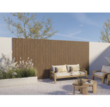 Gestileerde tuin met houten schutting, zitgroep en beplanting