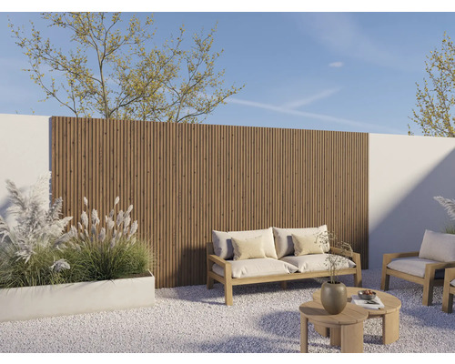 Gestileerde tuin met houten schutting, zitgroep en beplanting