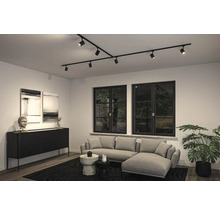 Woonkamer met modern plafondrailsysteem met spots, bank en dressoir