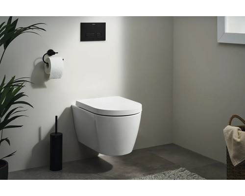 Moderne badkamer met wandcloset, bedieningspaneel en toiletpapierhouder.