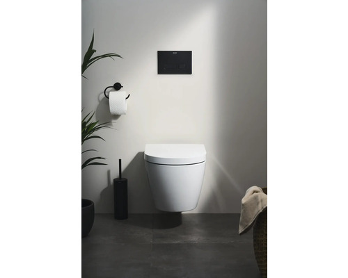 Wandcloset in badkamer met bedieningspaneel, toiletpapierhouder en planten