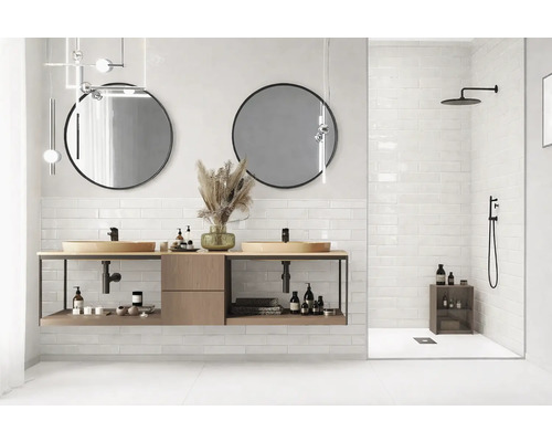 Moderne badkamer met wastafel, ronde spiegels en inloopdouche