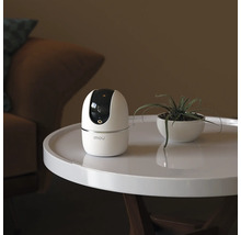 IMOU bewakingscamera op een tafel