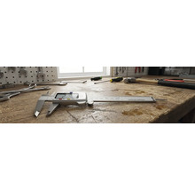 Digitale schuifmaat op een werkbank