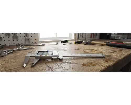 Digitale schuifmaat op een werkbank