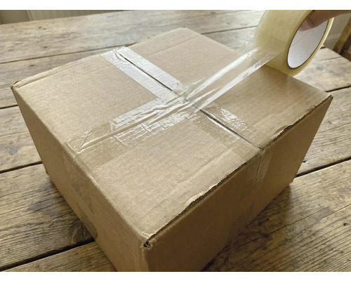 Een kartonnen doos wordt afgesloten met transparante tape.