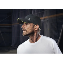 Persoon met baseballcap en logo