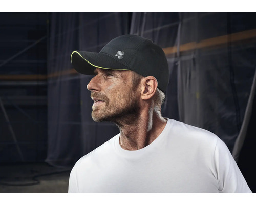 Persoon met baseballcap en logo
