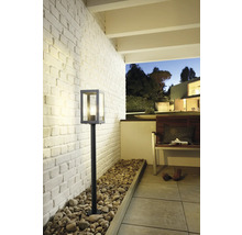 Buitenruimte met tuinlamp, bank en stenen