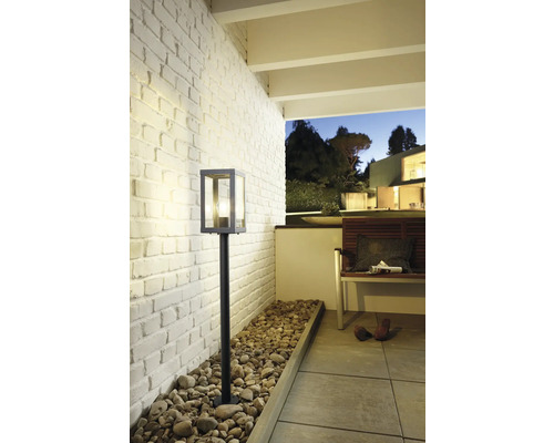 Buitenruimte met tuinlamp, bank en stenen