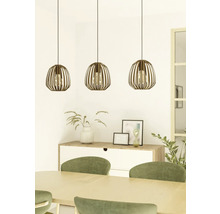 Drie houten hanglampen boven een eettafel en een dressoir