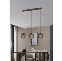 Drie houten hanglampen boven een eettafel