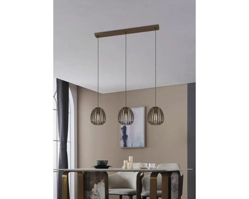 Drie houten hanglampen boven een eettafel