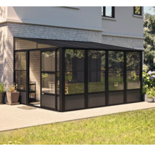 Vrijstaande glazen serre met stalen frame aan een woonhuis