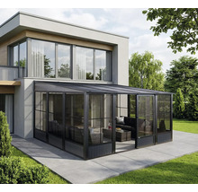 Serreaanbouw met zithoek aan een woonhuis