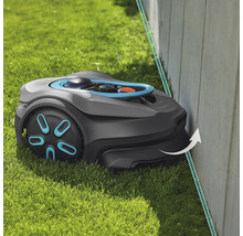 Robotmaaier in gebruik op een gazon langs een muur