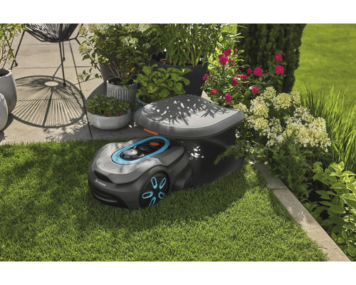 Gardena robotmaaier met laadstation op gazon