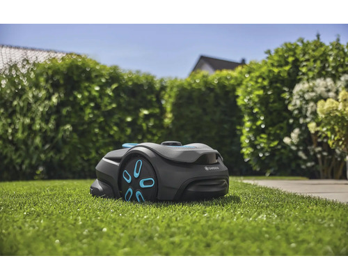 Gardena robotmaaier op gazon voor groene haag