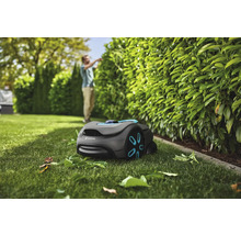 Gardena robotmaaier op gazon in de tuin