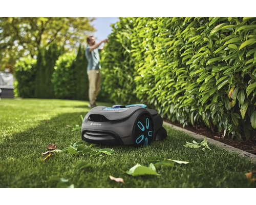 Gardena robotmaaier op gazon in de tuin